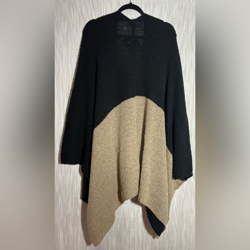 Chic Black and Tan Women's Poncho - Picture 4 of 4